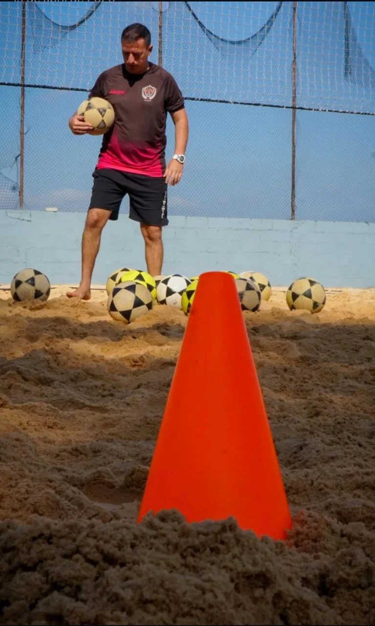 Treino técnico de futevôlei com cones e bolas na areia